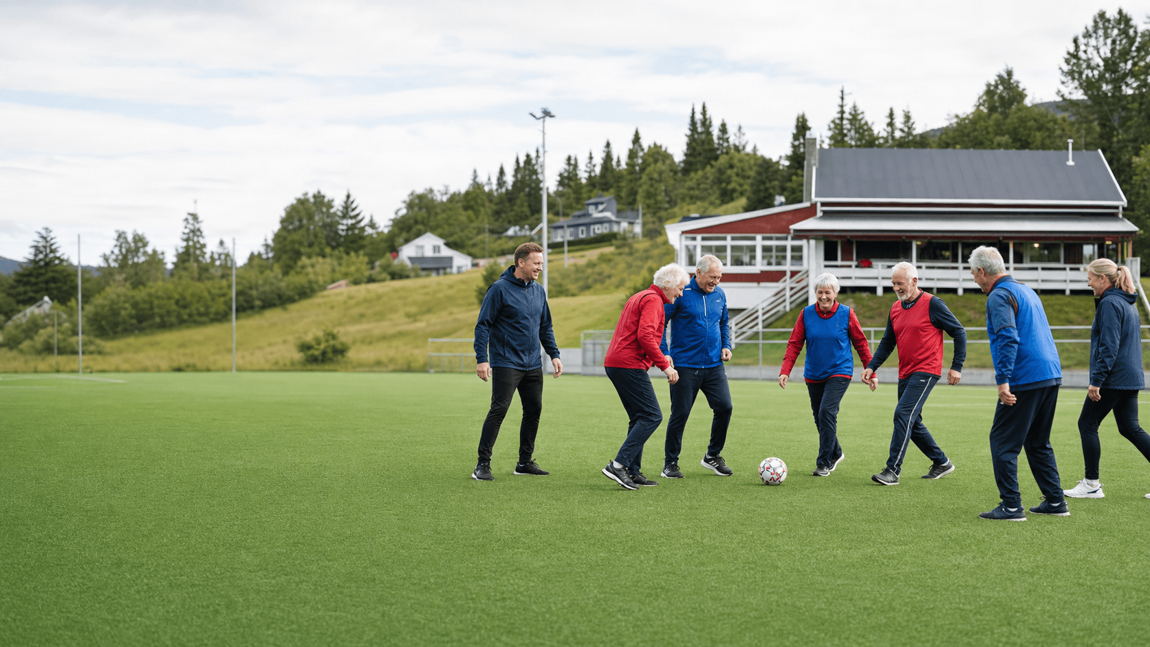 En fiktiv gruppe eldre som spiller gåfotball på en norsk fotballbane